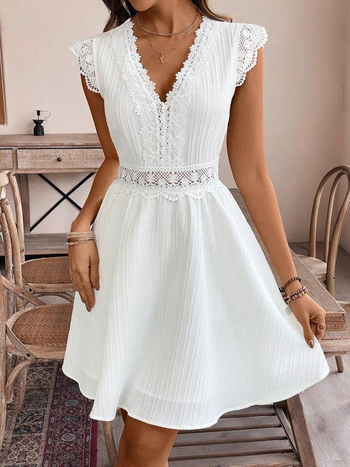 Hollow Out V-neck Waist Trimming Short-sleeved Leisure Dress